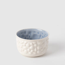 Görseli Galeri görüntüleyiciye yükleyin, Justine Kulpsuz Cappuccino Fincanı, Beyaz & Mavi