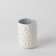 Görseli Galeri görüntüleyiciye yükleyin, Justine Kulpsuz Latte Fincanı, Beyaz & Mavi