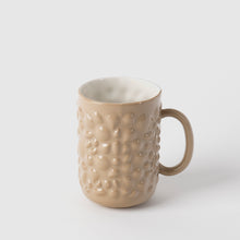 Görseli Galeri görüntüleyiciye yükleyin, Justine Kulplu Latte Fincanı, Bej & Beyaz